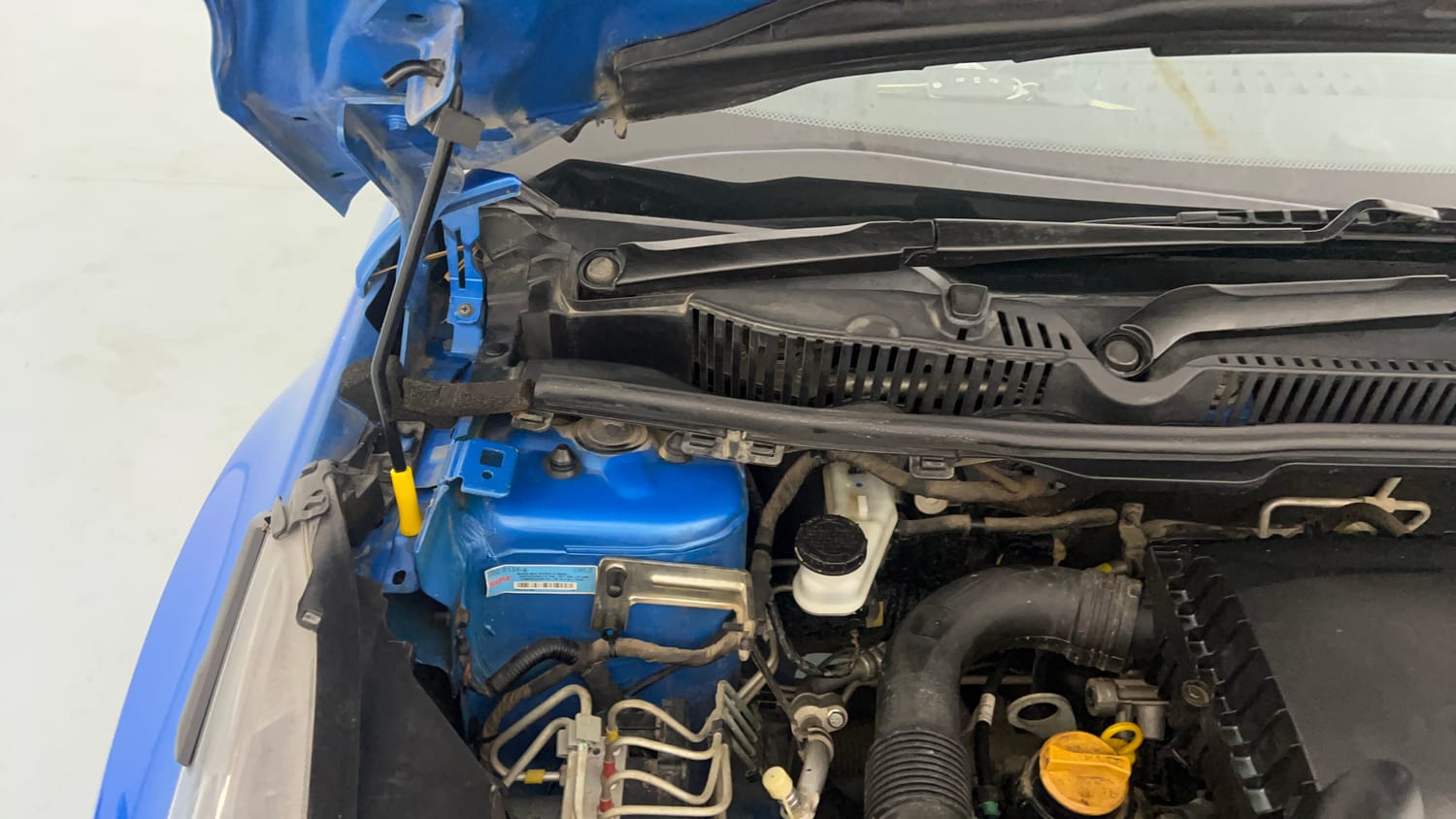 Used 2020 Tata Nexon XM (S) Petrol Manual engine ENGINE RIGHT SIDE HINGE & APRON VIEW