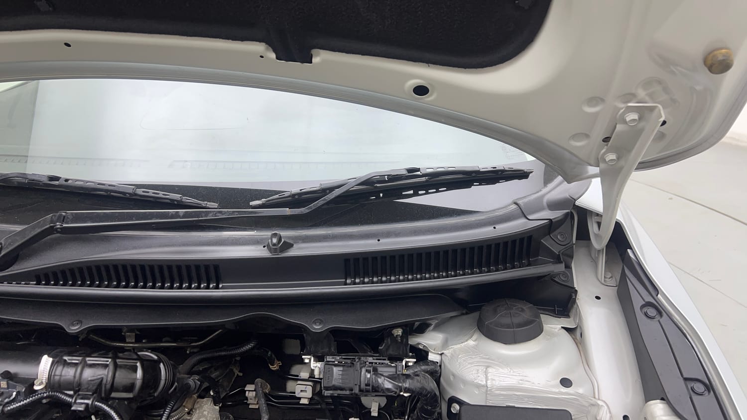 Used 2024 Maruti Suzuki Baleno Sigma MT Petrol Manual engine ENGINE LEFT SIDE HINGE & APRON VIEW