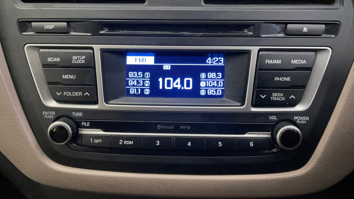 Used 2015 Hyundai Elite i20 Sportz 1.2 Petrol Manual top_features Integrated (in-dash) music system