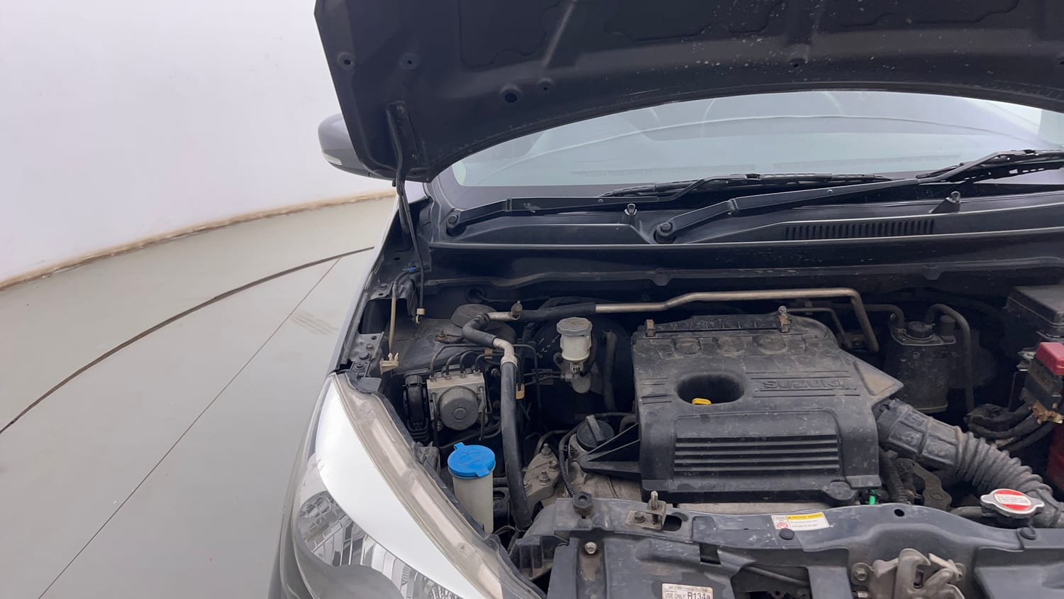 Used 2015 Maruti Suzuki Celerio ZXi Petrol Manual engine ENGINE RIGHT SIDE HINGE & APRON VIEW