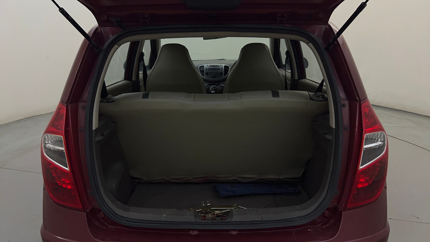 Used 2014 Hyundai i10 Sportz 1.1 iRDE2 Petrol Manual interior DICKY INSIDE VIEW