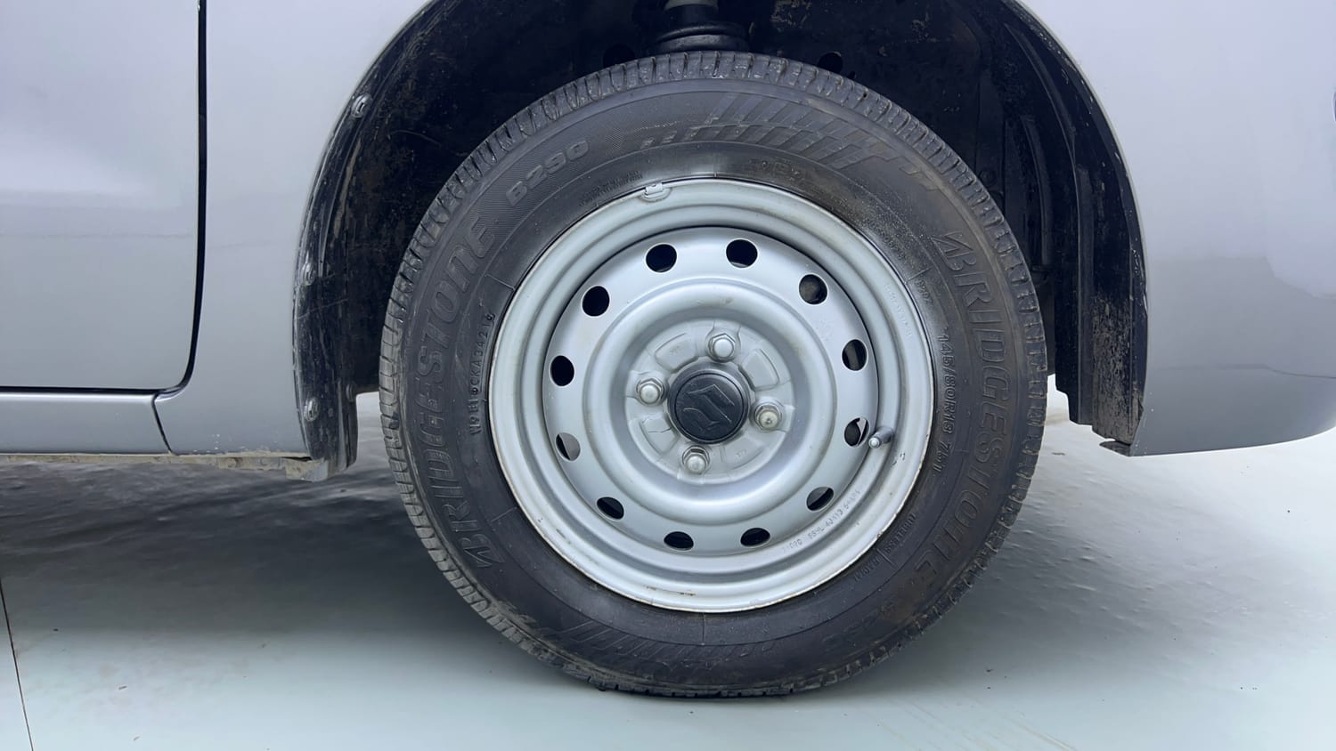 Used 2014 Maruti Suzuki Wagon R LXI Petrol Manual tyres RIGHT FRONT TYRE RIM VIEW