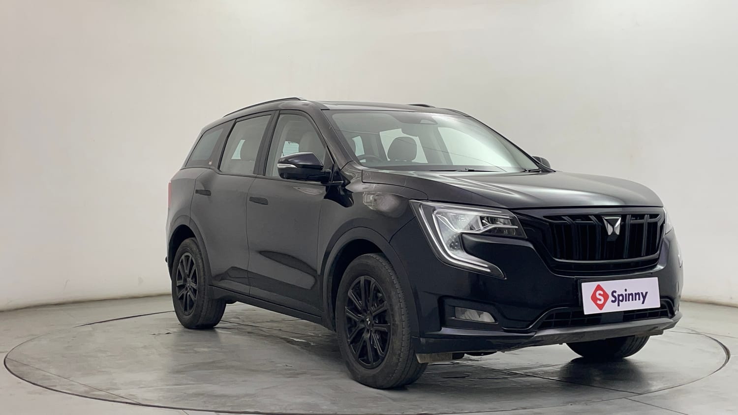 Used 2024 Mahindra XUV700 AX7 Luxury Pack Diesel MT 7 STR Diesel Manual exterior RIGHT FRONT CORNER VIEW