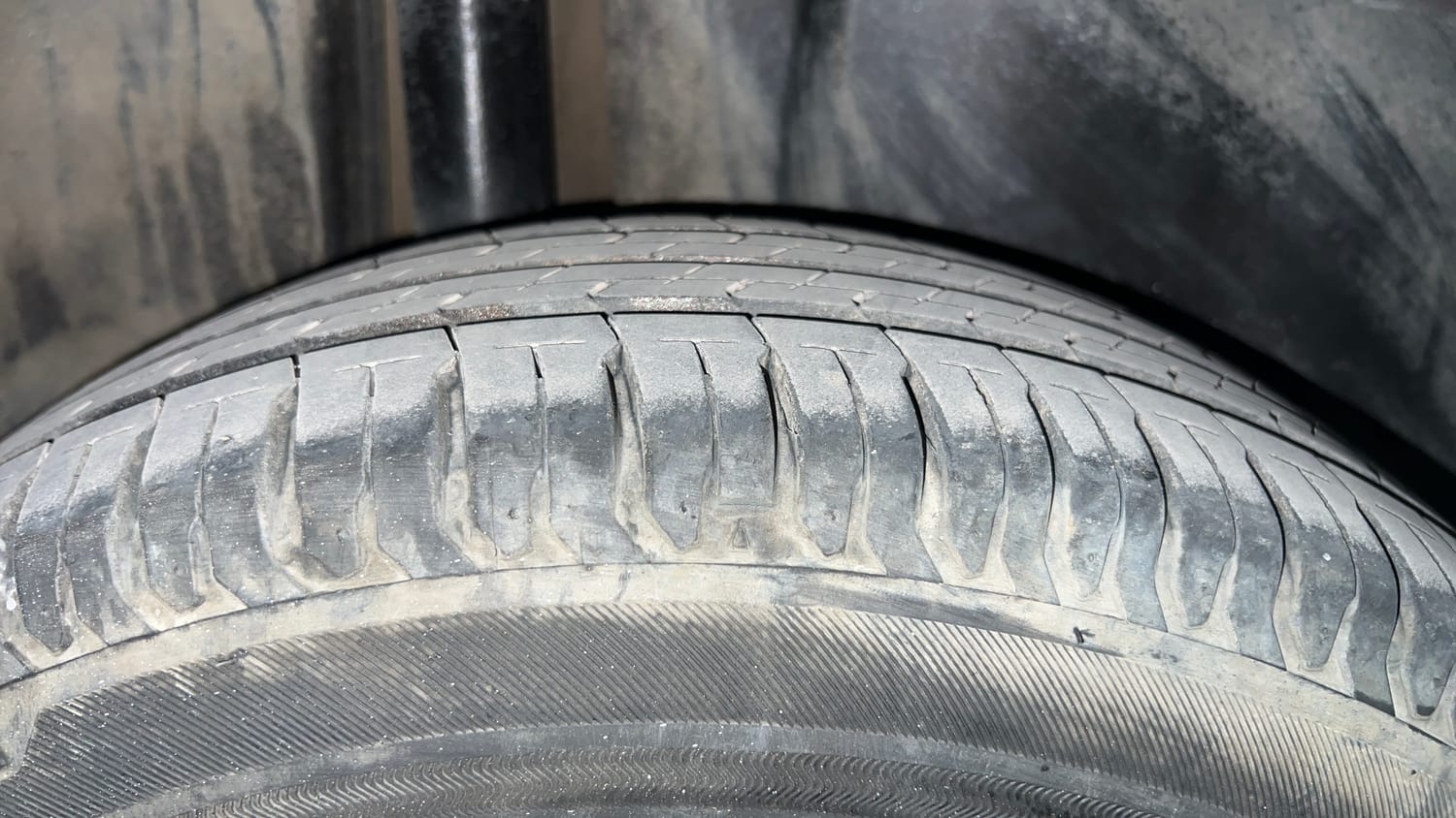 Used 2015 Maruti Suzuki Ciaz ZXi  AT Petrol Automatic tyres RIGHT REAR TYRE TREAD VIEW