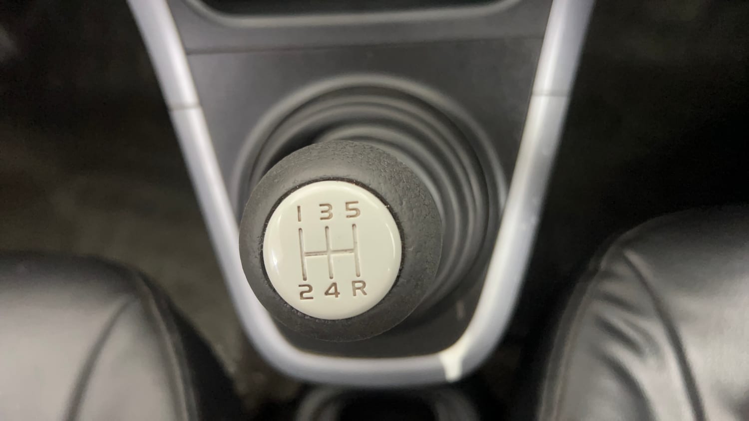 Used 2013 Maruti Suzuki Ritz Zxi BS-IV Petrol Manual interior GEAR  KNOB VIEW