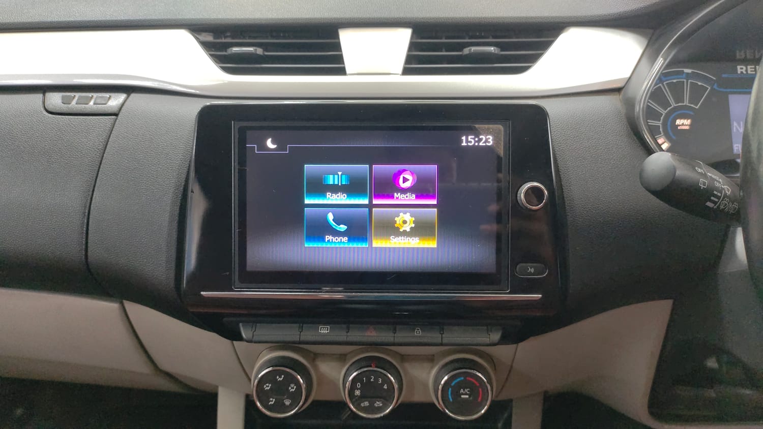 Used 2022 Renault Triber RXZ EASY-R AMT Petrol Automatic top_features Touch screen infotainment system