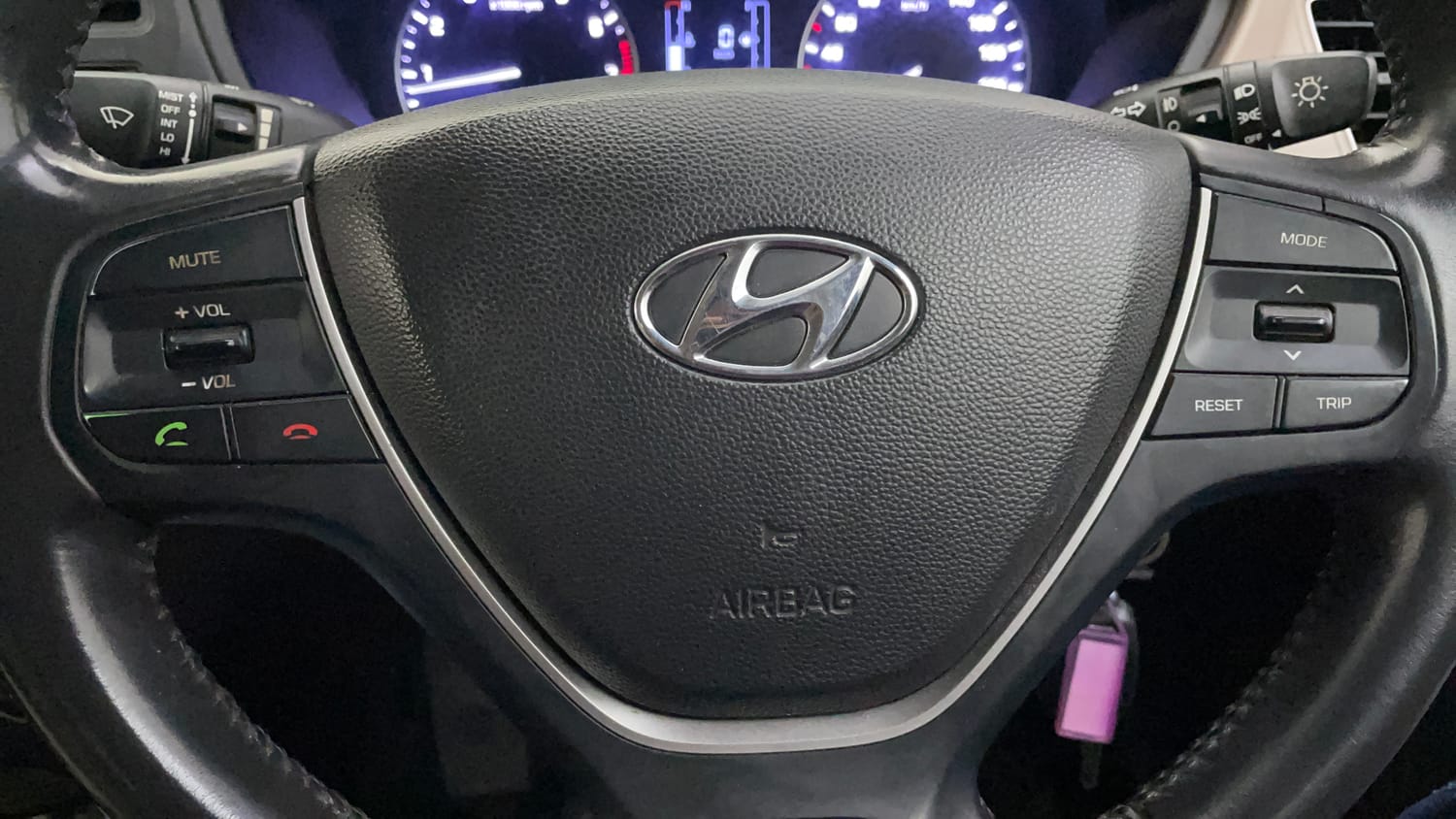 Used 2015 Hyundai Elite i20 Sportz 1.2 Petrol Manual top_features Steering mounted controls