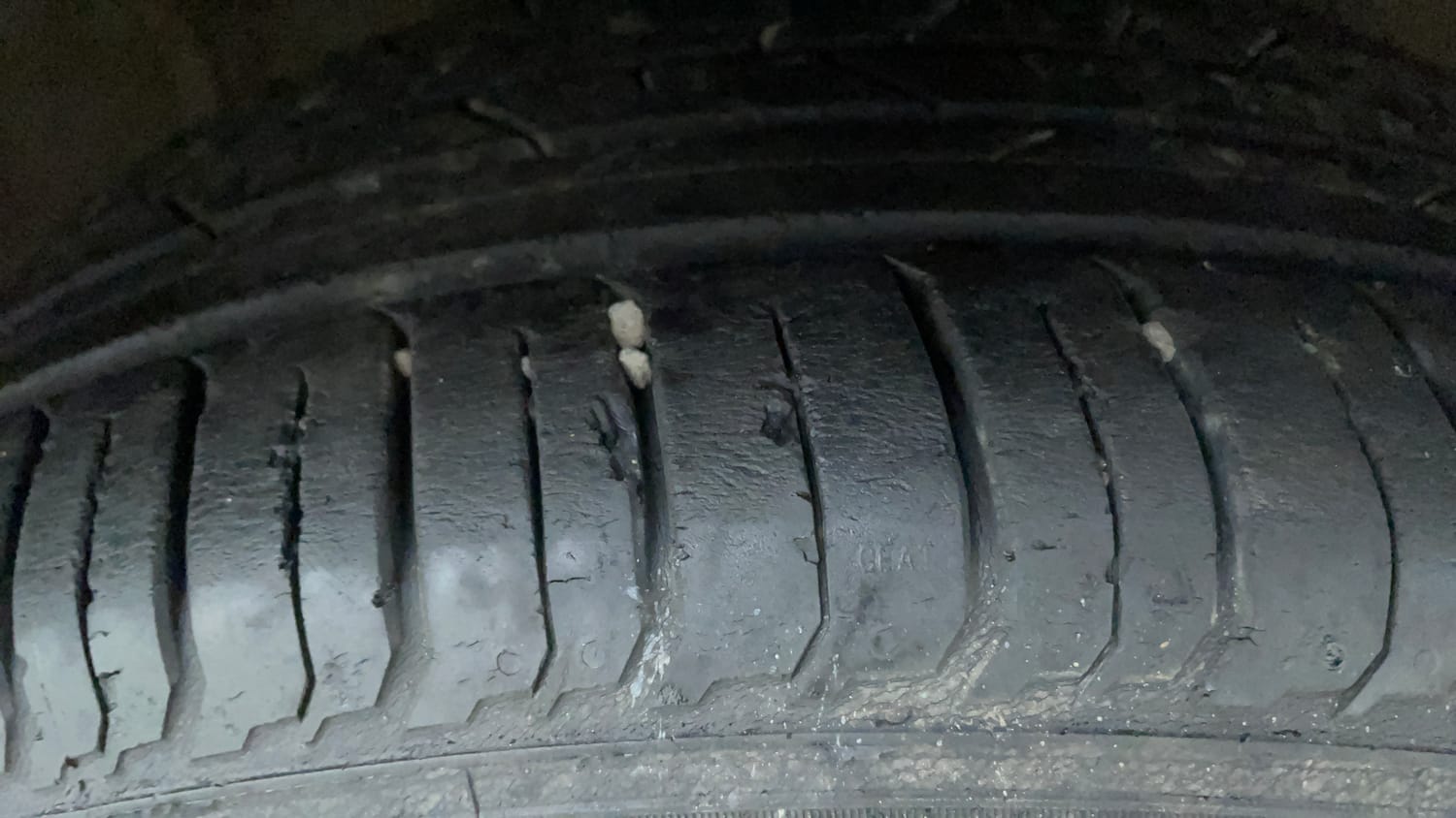 Used 2023 Hyundai i20 Asta (O) 1.0 Turbo DCT Petrol Automatic tyres RIGHT FRONT TYRE TREAD VIEW