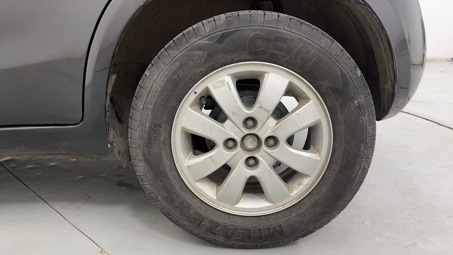 Used 2013 Maruti Suzuki Ritz Zxi BS-IV Petrol Manual tyres LEFT REAR TYRE RIM VIEW