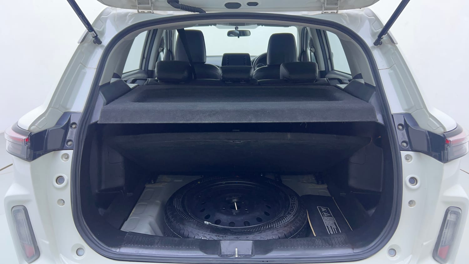 Used 2023 Maruti Suzuki Grand Vitara Delta Smart Hybrid AT Petrol Automatic interior DICKY INSIDE VIEW