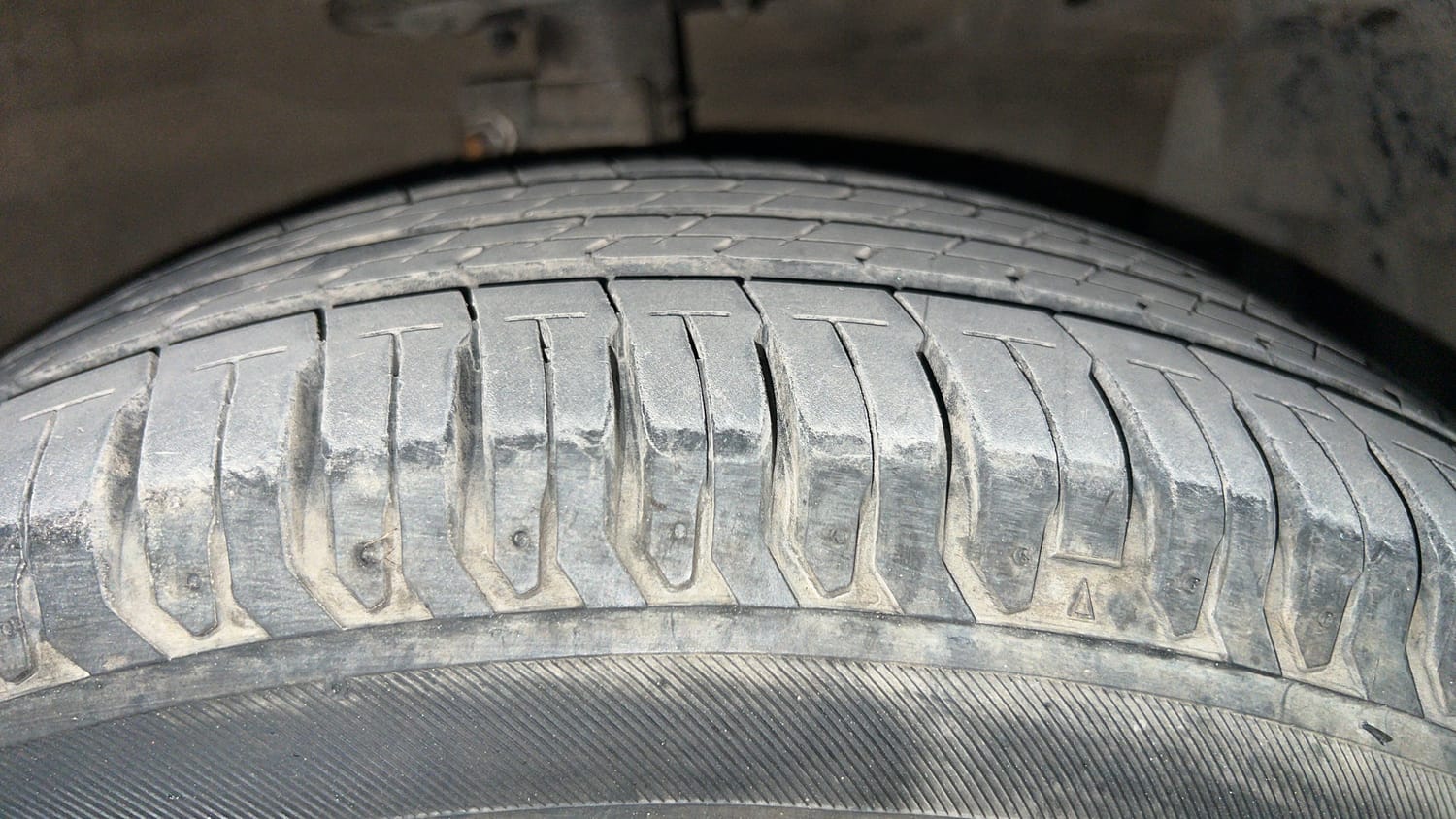 Used 2015 Maruti Suzuki Ciaz ZXi  AT Petrol Automatic tyres RIGHT FRONT TYRE TREAD VIEW