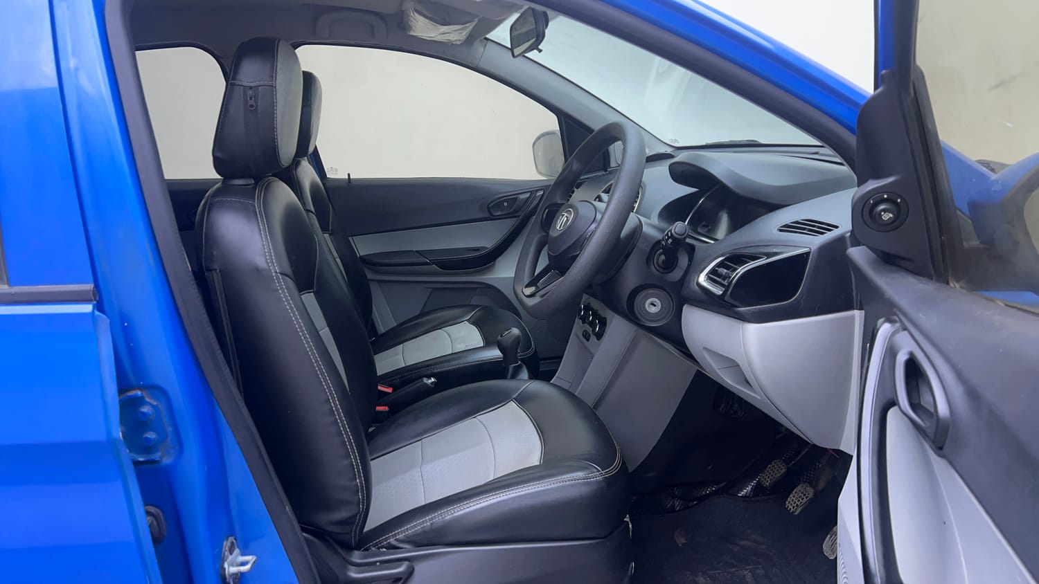 Used 2020 Tata Tiago XT Petrol Manual interior RIGHT SIDE FRONT DOOR CABIN VIEW