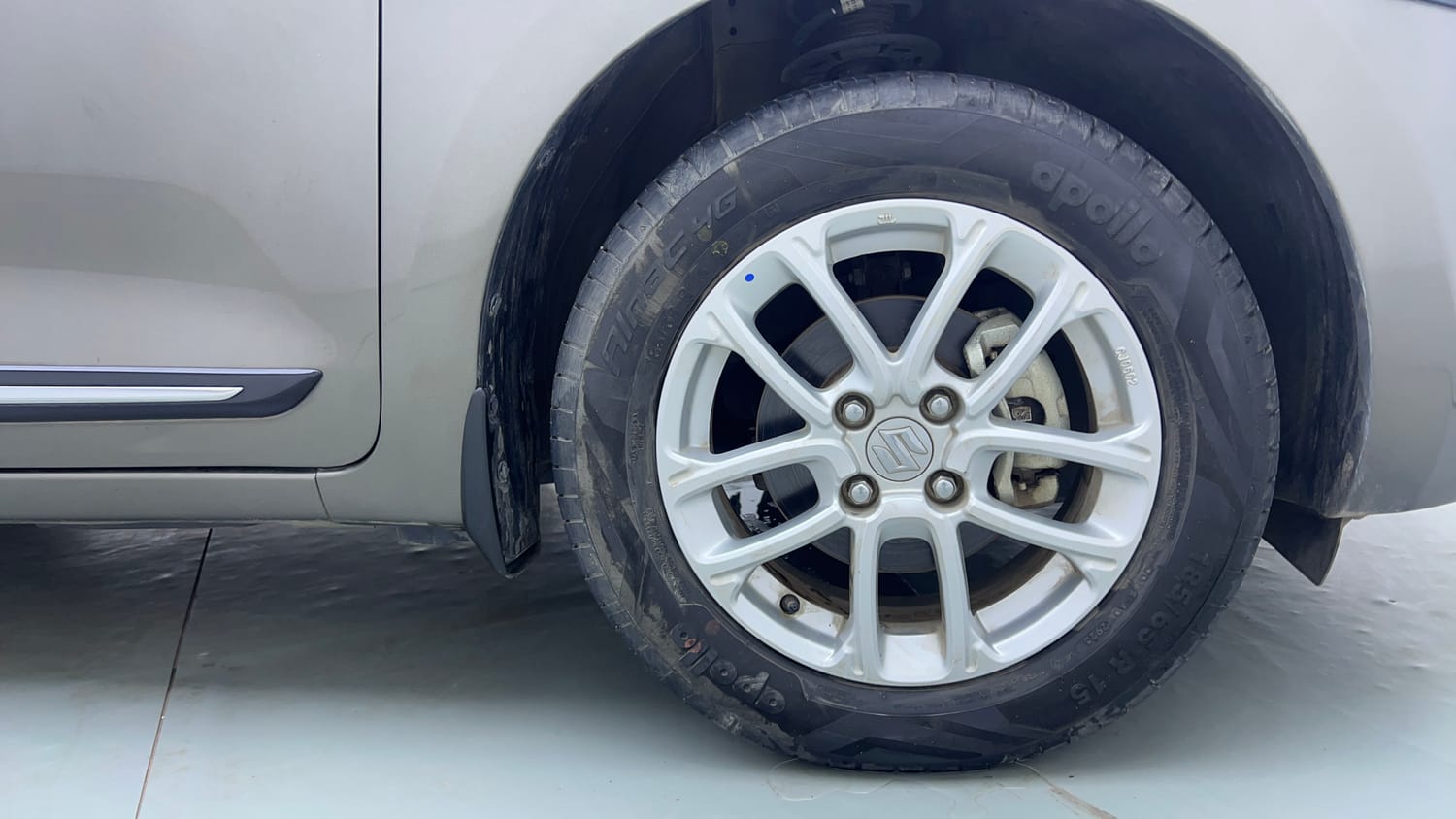 Used 2023 Maruti Suzuki Swift ZXi Petrol Manual tyres RIGHT FRONT TYRE RIM VIEW
