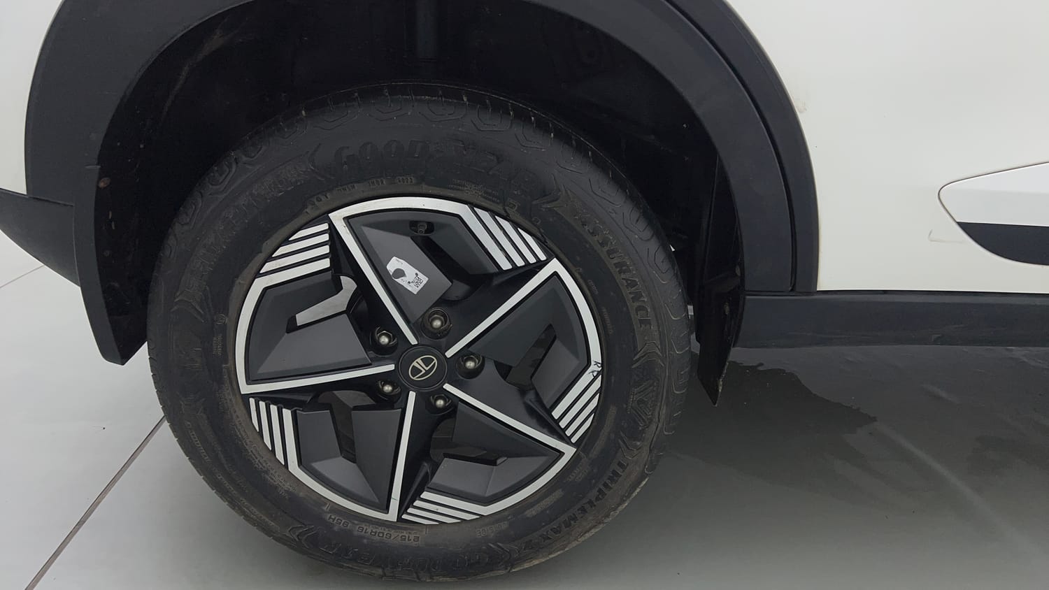 Used 2023 Tata Nexon Creative Plus 1.2 Revotron Petrol 6MT Petrol Manual tyres RIGHT REAR TYRE RIM VIEW