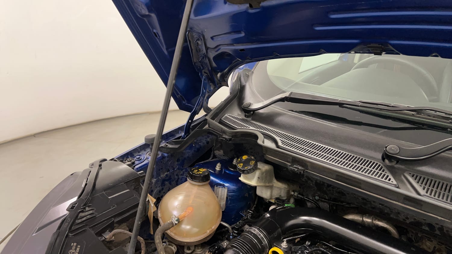 Used 2018 Ford EcoSport S Petrol Petrol Manual engine ENGINE RIGHT SIDE HINGE & APRON VIEW