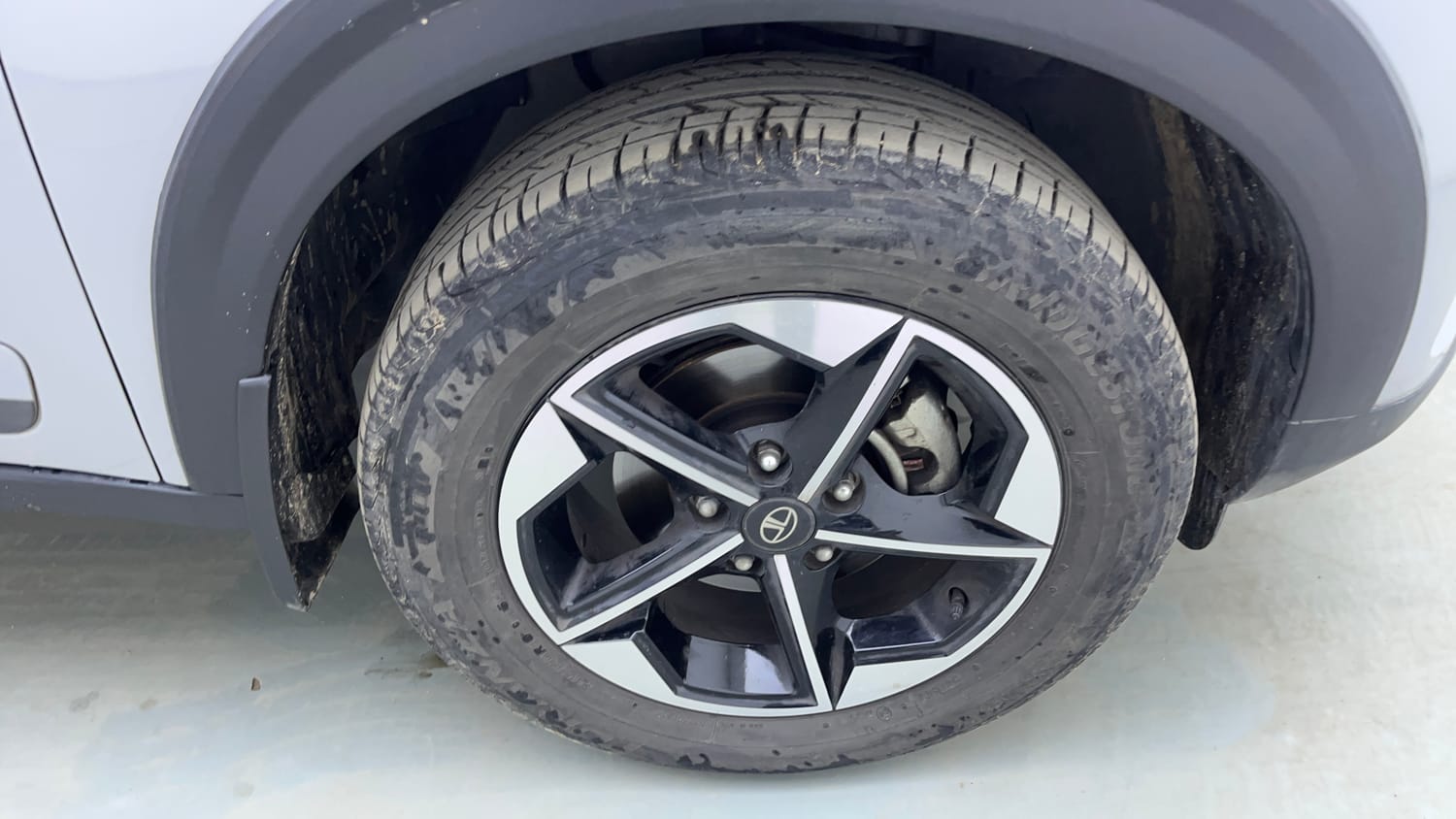Used 2026 Tata Nexon Creative Plus (PS) 1.5 Diesel 6AMT Dual Tone Diesel Automatic tyres RIGHT FRONT TYRE RIM VIEW
