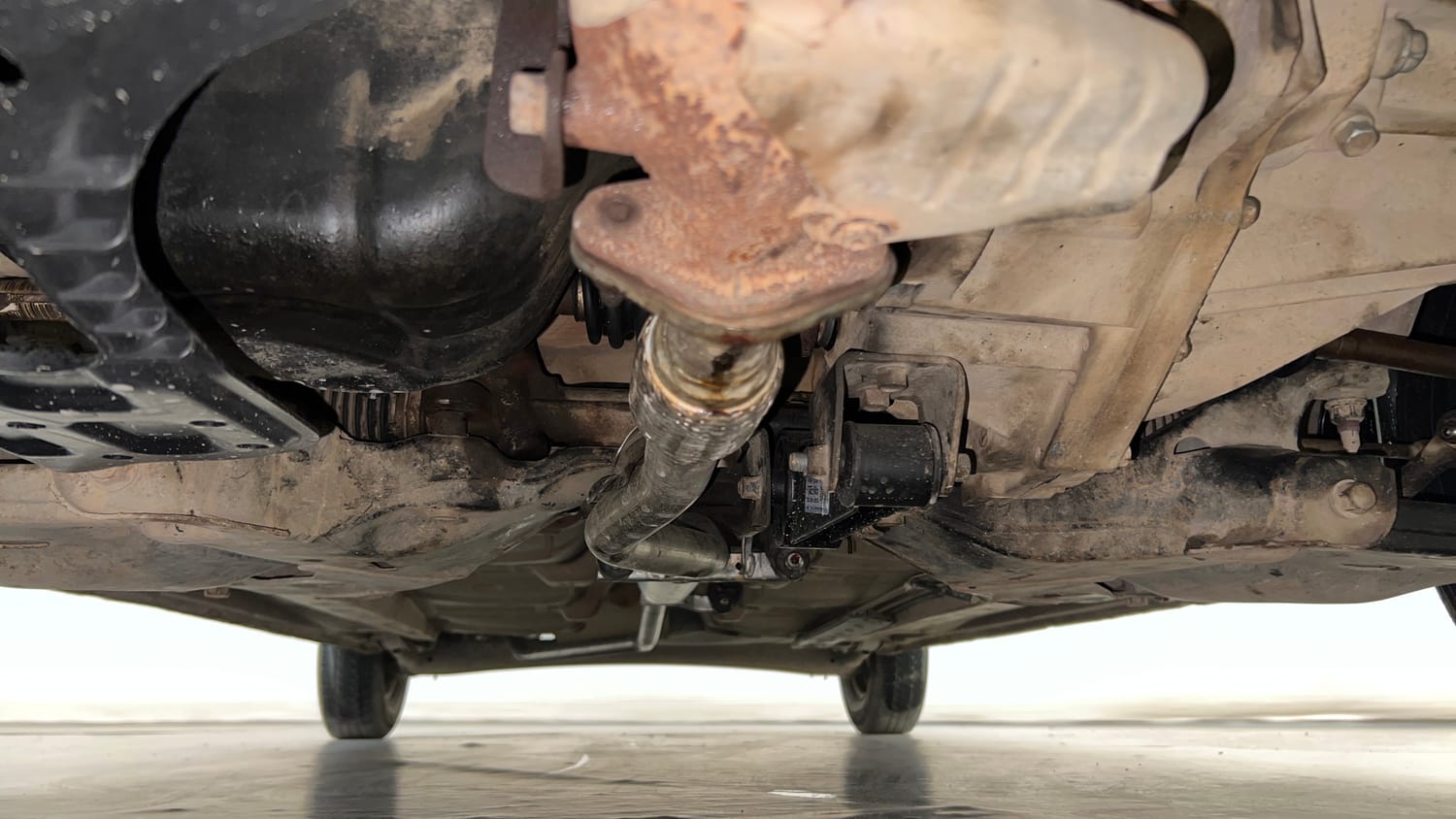 Used 2014 Hyundai i10 Sportz 1.1 iRDE2 Petrol Manual extra FRONT LEFT UNDERBODY VIEW
