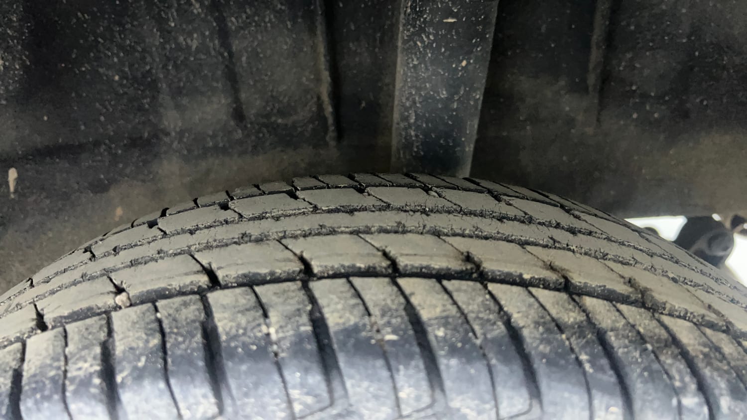 Used 2017 Renault Kwid 1.0 RXT AMT Opt Petrol Automatic tyres LEFT REAR TYRE TREAD VIEW