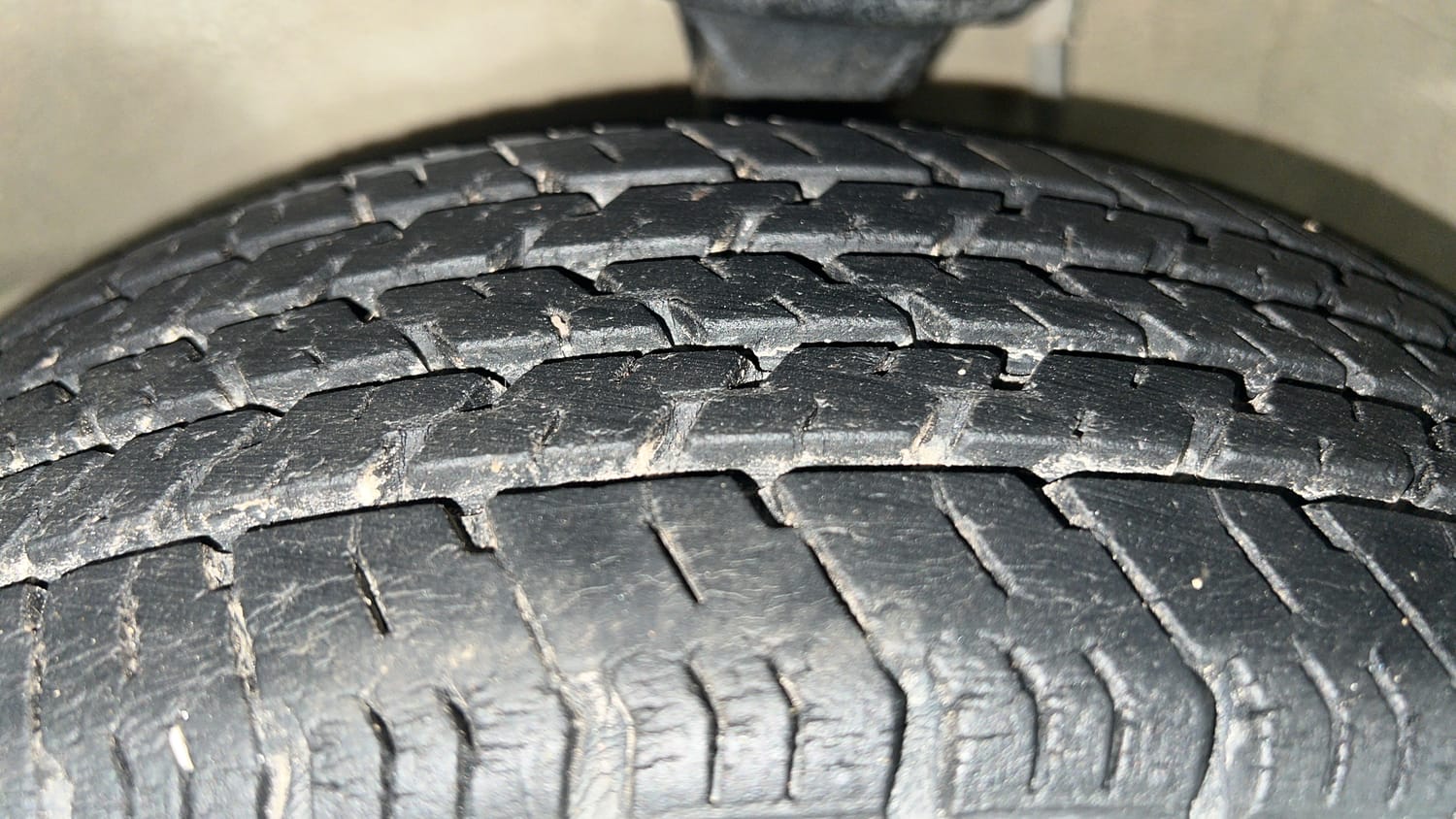 Used 2017 maruti-suzuki Alto K10 VXi (O) AMT Petrol Automatic tyres LEFT FRONT TYRE TREAD VIEW