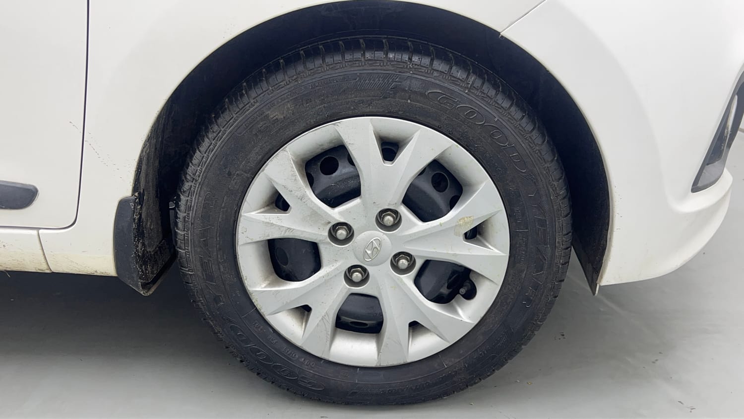 Used 2016 Hyundai Grand i10 Sportz 1.2 Kappa VTVT Petrol Manual tyres RIGHT FRONT TYRE RIM VIEW