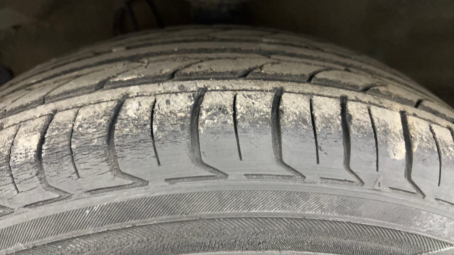 Used 2012 Hyundai i20 Asta 1.2 Petrol Manual tyres LEFT FRONT TYRE TREAD VIEW