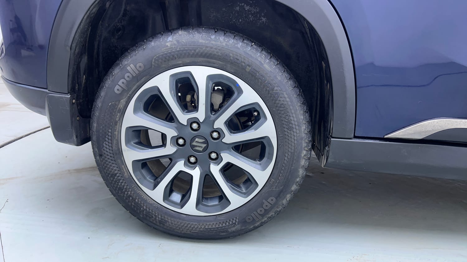 Used 2023 Maruti Suzuki Grand Vitara Alpha Smart Hybrid Petrol Manual tyres RIGHT REAR TYRE RIM VIEW