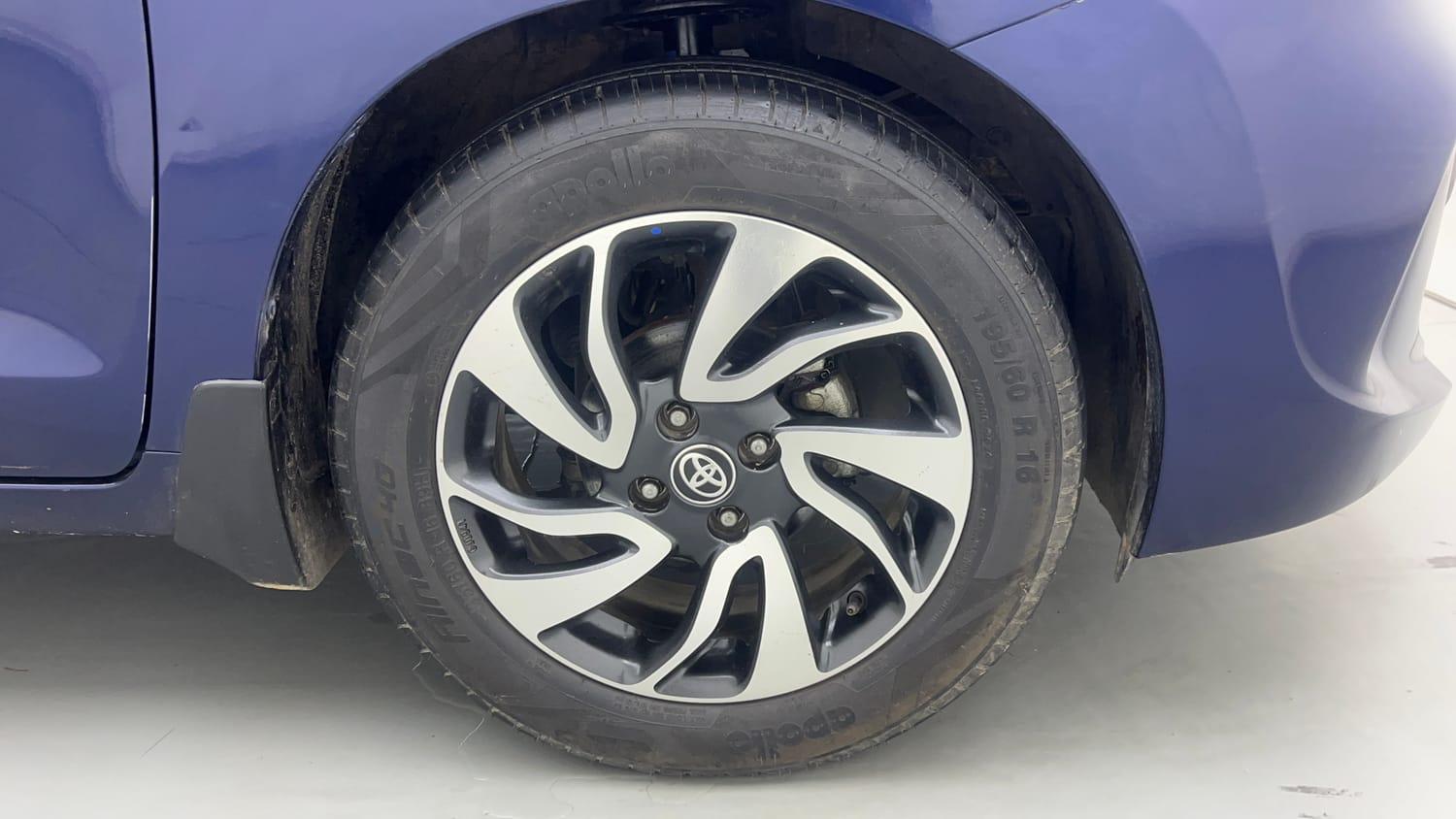 Used 2019 Toyota Glanza V CVT Petrol Automatic tyres RIGHT FRONT TYRE RIM VIEW