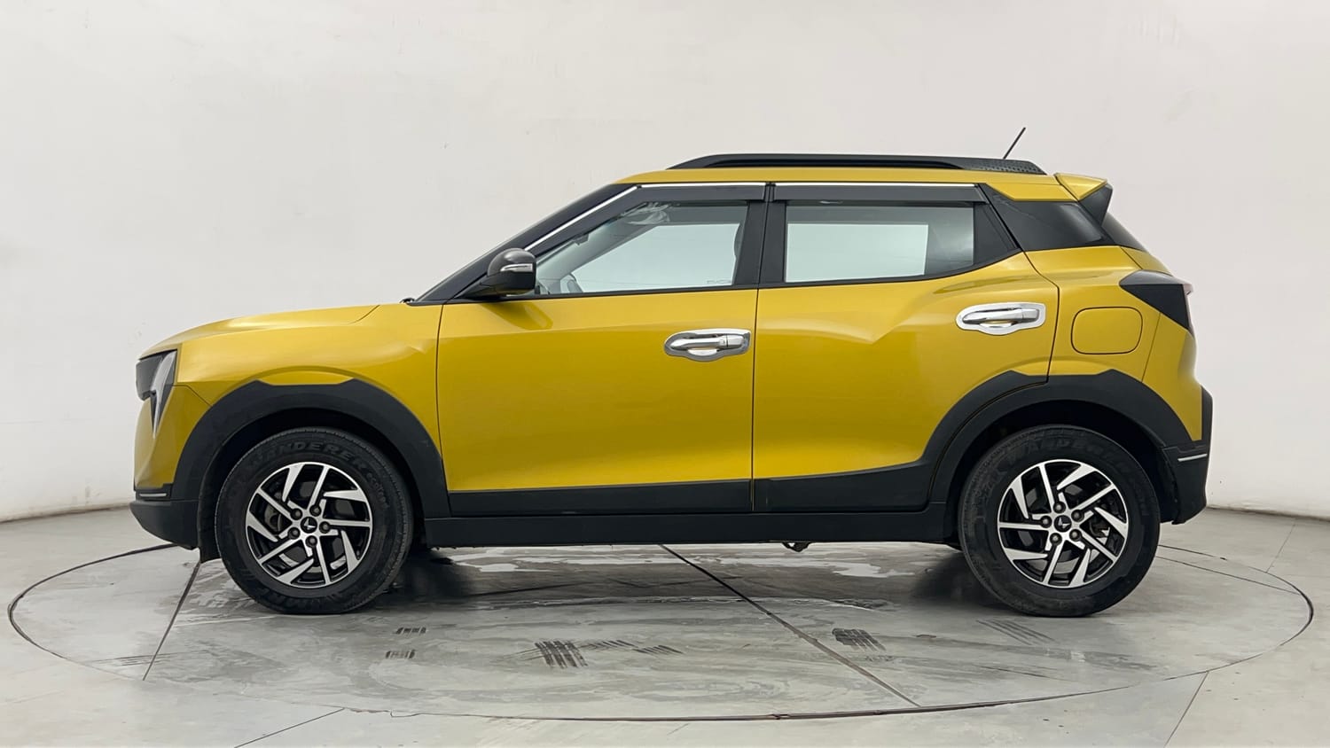 Used 2024 Mahindra XUV 3XO AX5 1.5 Diesel Autoshift Plus Diesel Automatic exterior LEFT SIDE VIEW