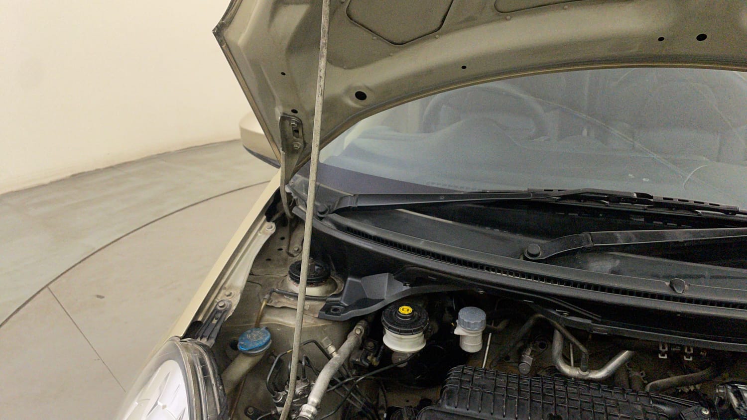 Used 2015 Honda Mobilio S Petrol Petrol Manual engine ENGINE RIGHT SIDE HINGE & APRON VIEW