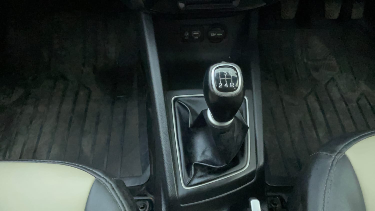 Used 2015 Hyundai Elite i20 Sportz 1.2 Petrol Manual interior GEAR  KNOB VIEW