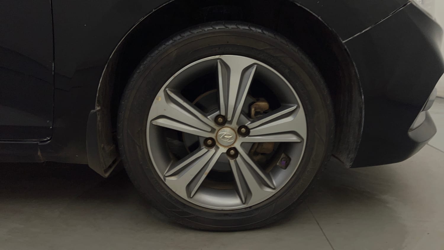 Used 2018 Hyundai Verna SX (O)1.6 VTVT Petrol Manual tyres RIGHT FRONT TYRE RIM VIEW