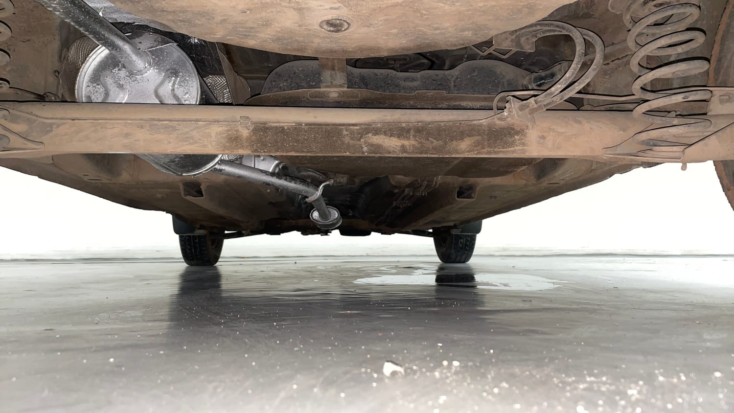 Used 2017 Renault Kwid 1.0 RXT AMT Petrol Automatic extra REAR UNDERBODY VIEW (TAKEN FROM REAR)
