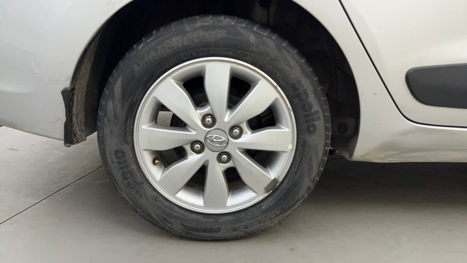 Used 2014 Hyundai Xcent SX AT 1.2 (O) Petrol Automatic tyres RIGHT REAR TYRE RIM VIEW