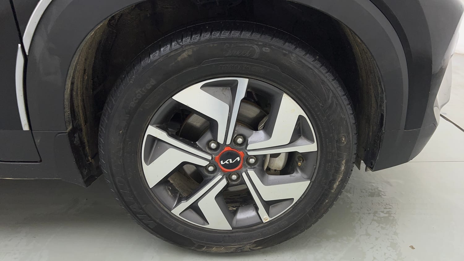 Used 2023 Kia Sonet Aurochs Edition 1.0 Petrol 7DCT Petrol Automatic tyres RIGHT FRONT TYRE RIM VIEW