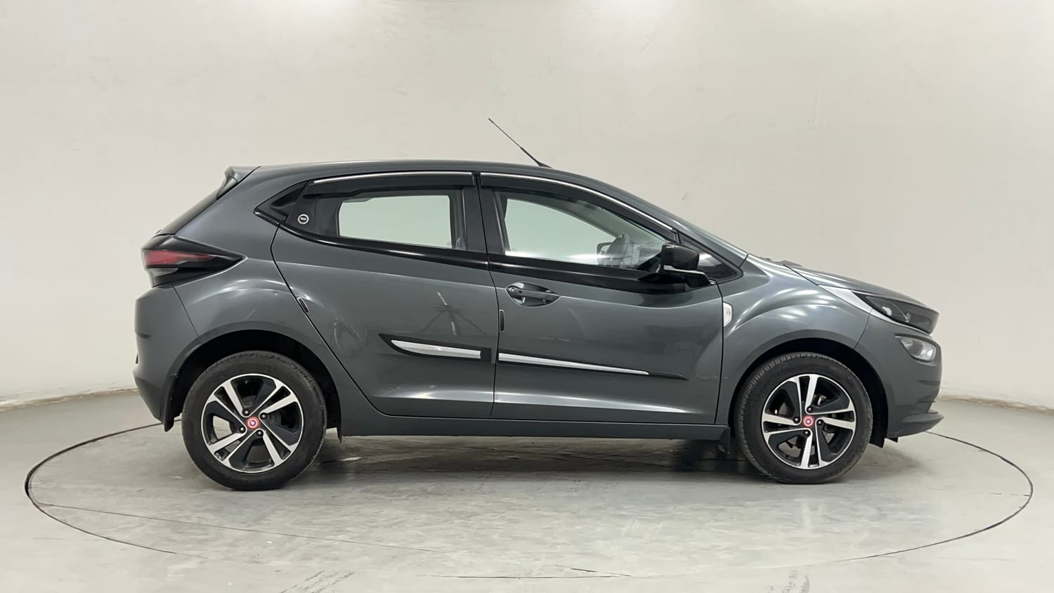 Used 2023 Tata Altroz XZ Diesel Diesel Manual exterior RIGHT SIDE VIEW