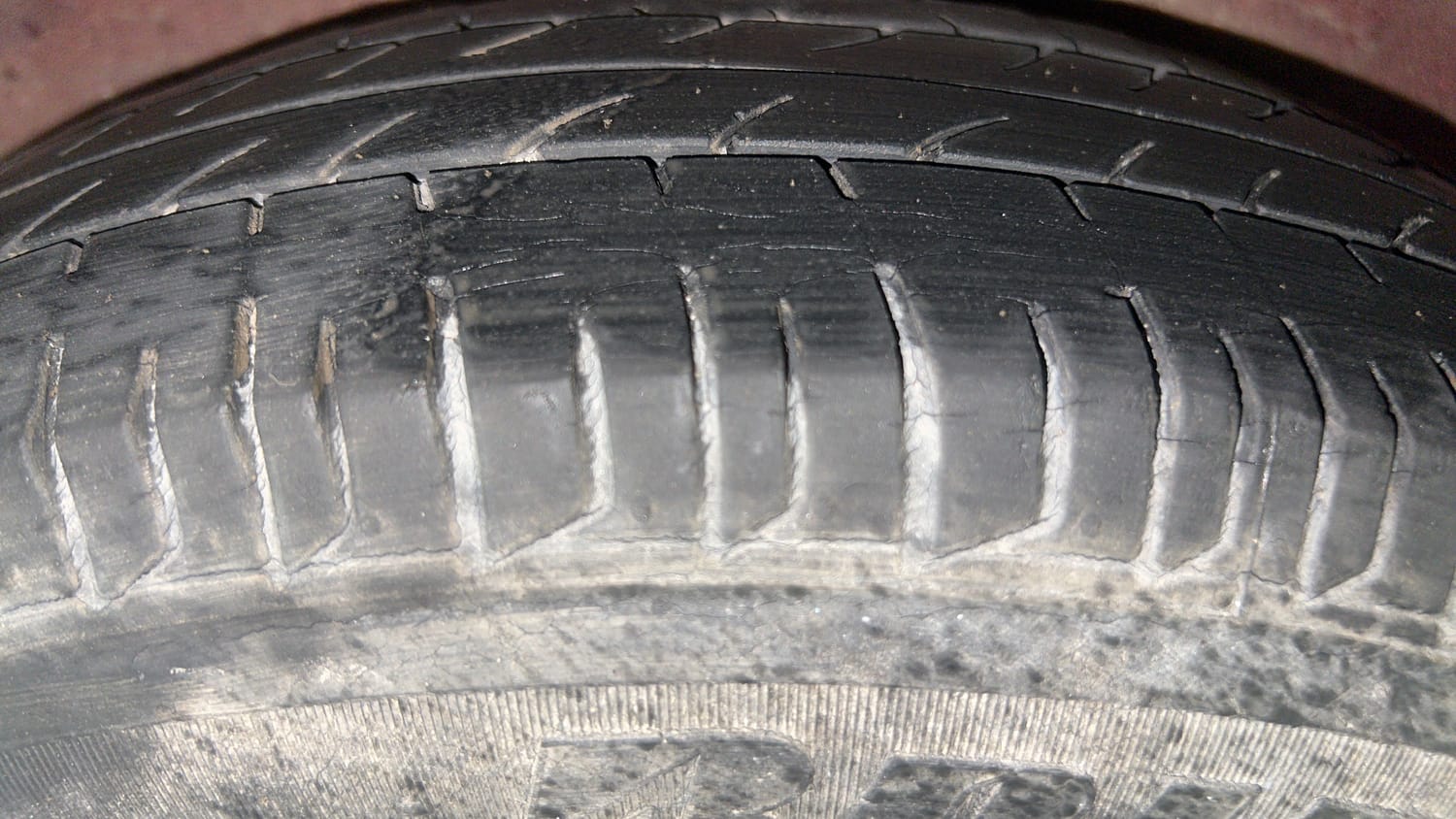 Used 2014 Hyundai i10 Sportz 1.1 iRDE2 Petrol Manual tyres RIGHT REAR TYRE TREAD VIEW