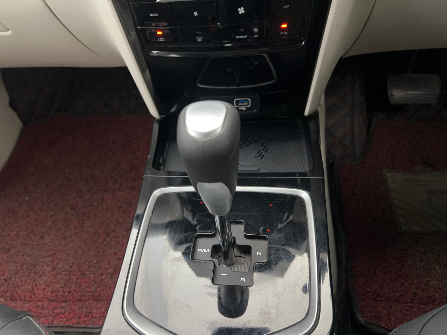 Used 2024 Mahindra XUV 3XO AX5 1.5 Diesel Autoshift Plus Diesel Automatic interior GEAR  KNOB VIEW