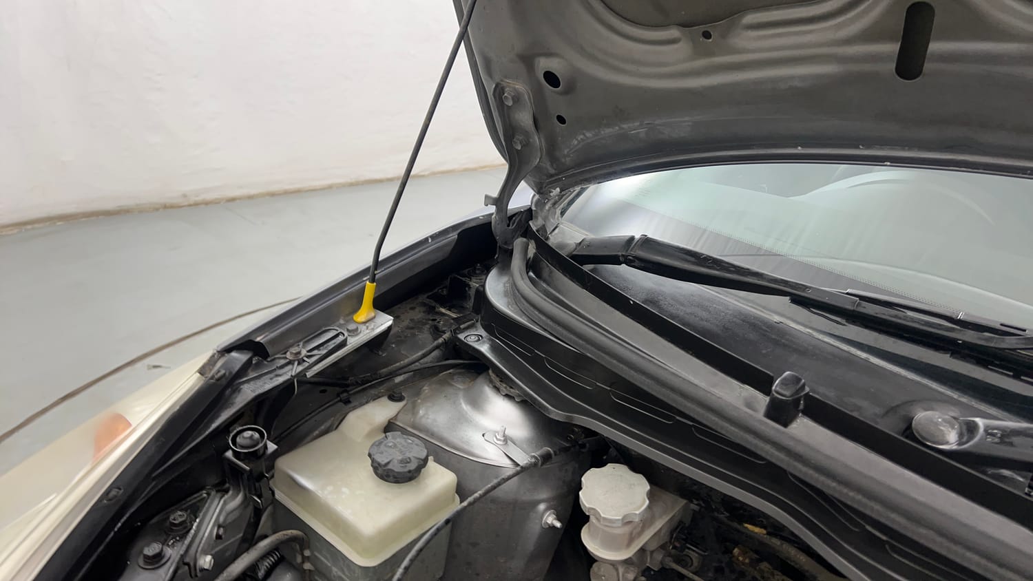 Used 2012 Hyundai i20 Asta 1.2 Petrol Manual engine ENGINE RIGHT SIDE HINGE & APRON VIEW