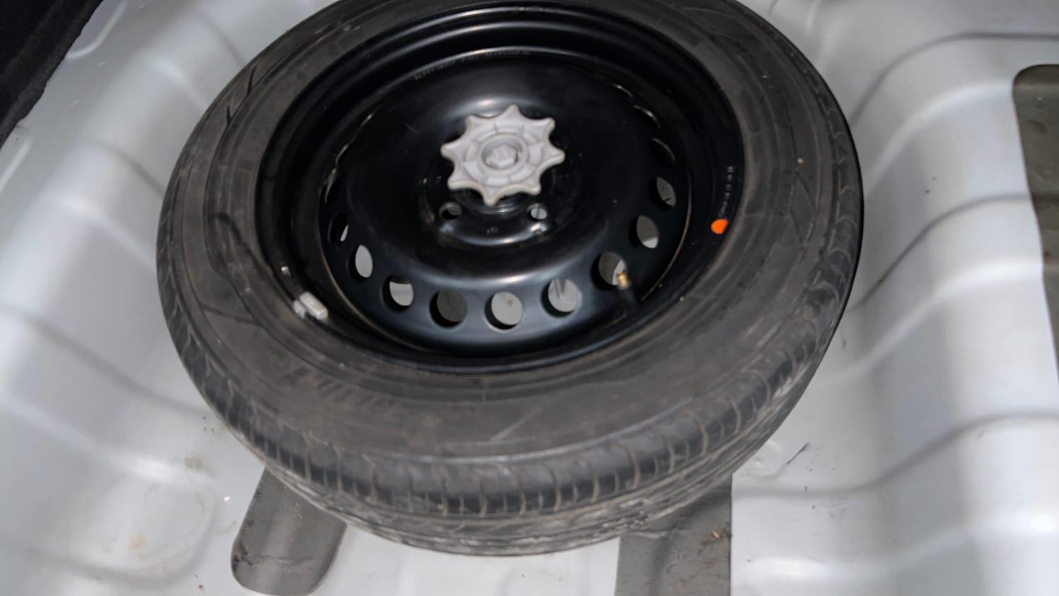 Used 2014 Hyundai Xcent SX AT 1.2 (O) Petrol Automatic tyres SPARE TYRE VIEW
