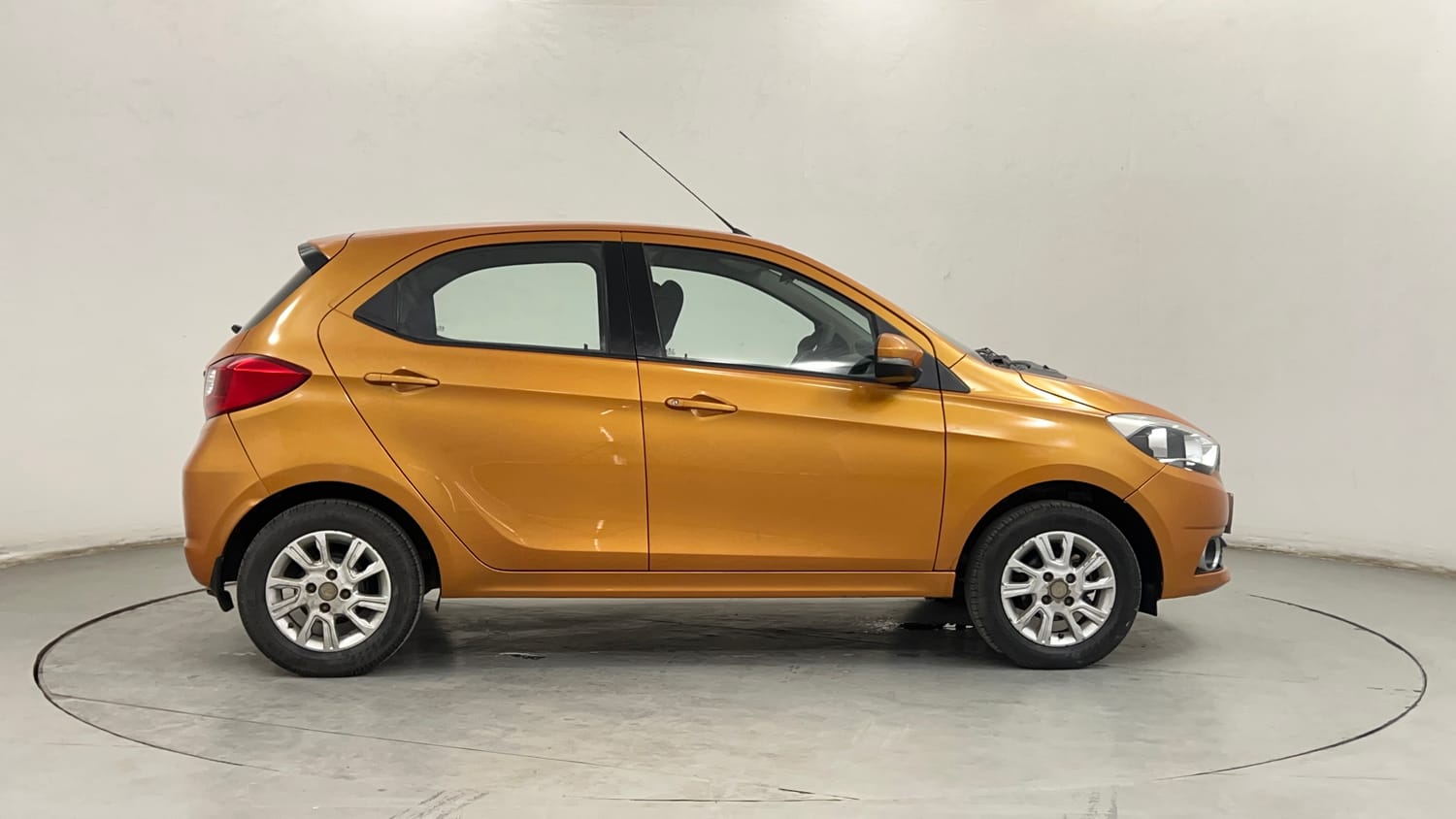 Used 2016 Tata Tiago Revotron XZ Petrol Manual exterior RIGHT SIDE VIEW