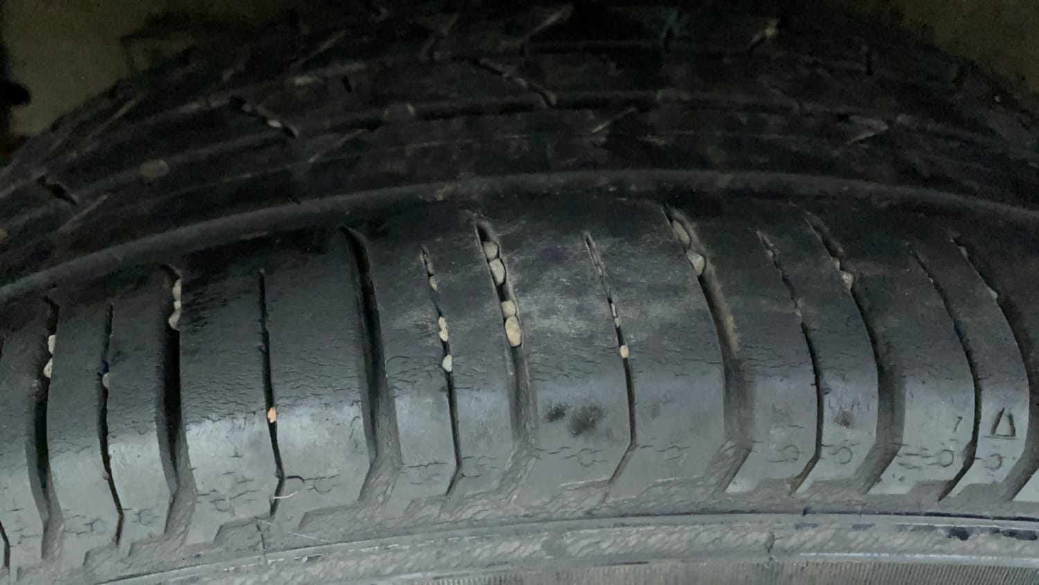 Used 2023 Hyundai i20 Asta (O) 1.0 Turbo DCT Petrol Automatic tyres RIGHT REAR TYRE TREAD VIEW