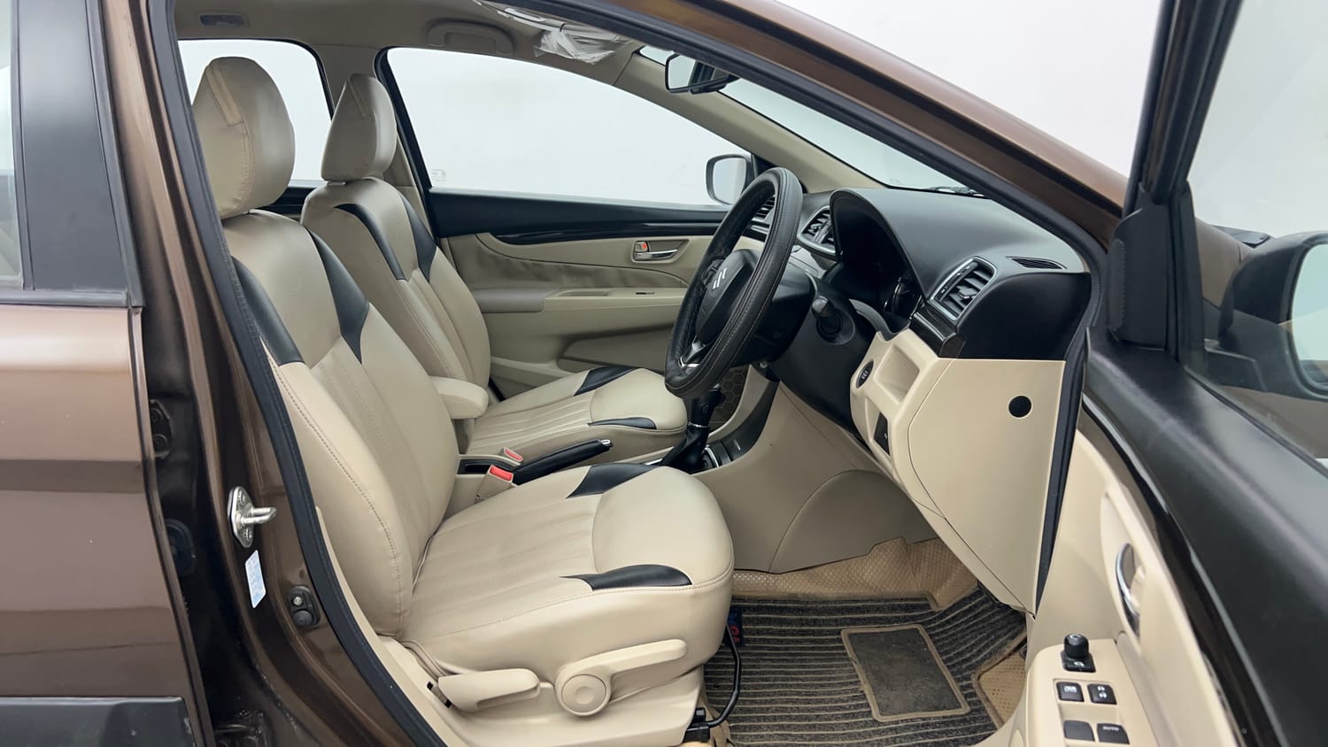 Used 2015 Maruti Suzuki Ciaz ZXi  AT Petrol Automatic interior RIGHT SIDE FRONT DOOR CABIN VIEW