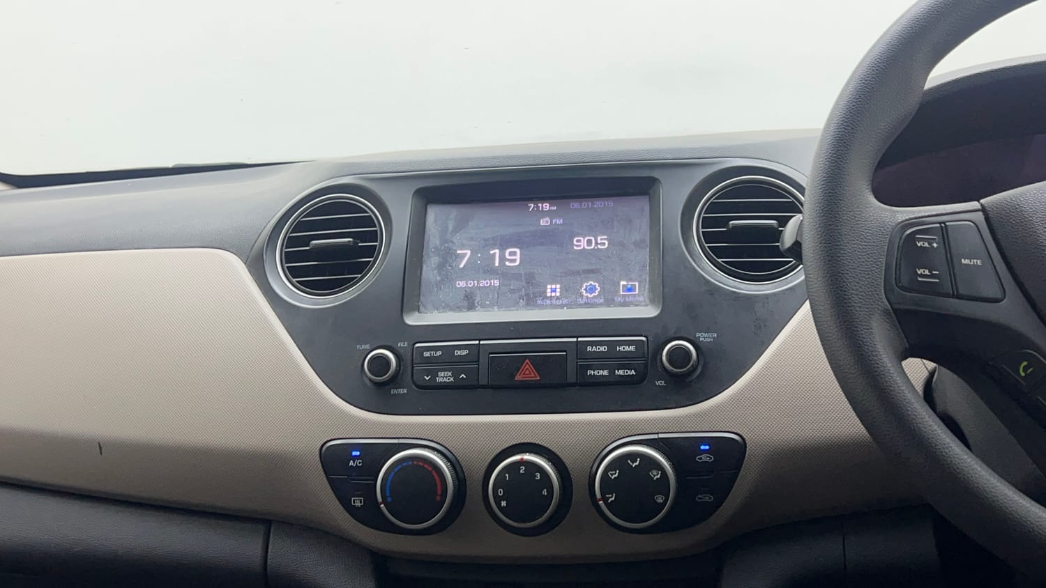Used 2018 Hyundai Grand i10 Sportz (O) 1.2 Kappa VTVT Petrol Manual top_features Integrated (in-dash) music system
