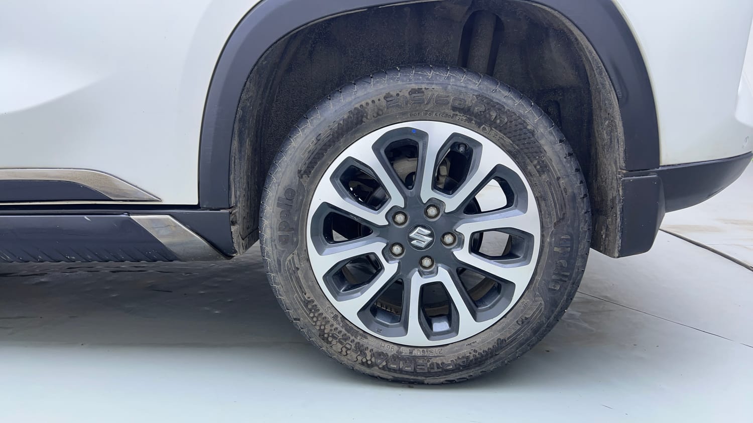 Used 2023 Maruti Suzuki Grand Vitara Delta Smart Hybrid AT Petrol Automatic tyres LEFT REAR TYRE RIM VIEW