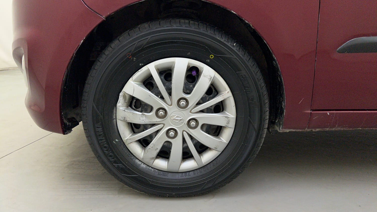 Used 2014 Hyundai i10 Sportz 1.1 iRDE2 Petrol Manual tyres LEFT FRONT TYRE RIM VIEW