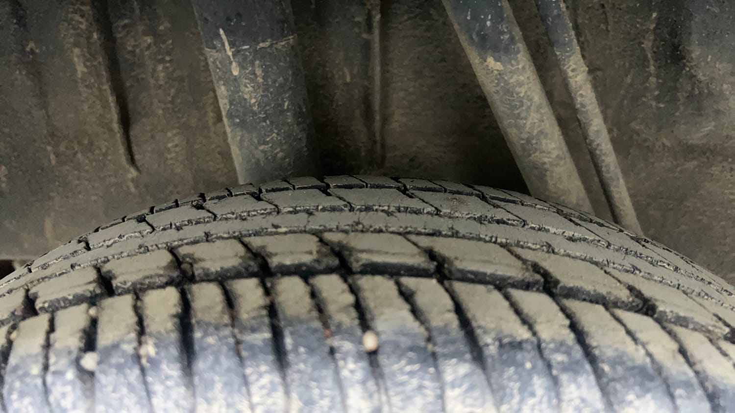 Used 2017 Renault Kwid 1.0 RXT AMT Opt Petrol Automatic tyres RIGHT REAR TYRE TREAD VIEW