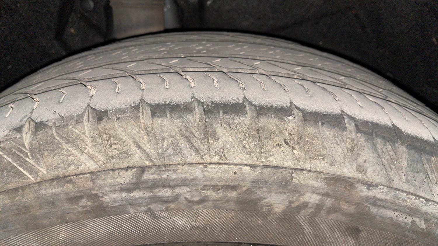 Used 2024 Mahindra XUV700 AX7 Luxury Pack Diesel MT 7 STR Diesel Manual tyres RIGHT REAR TYRE TREAD VIEW