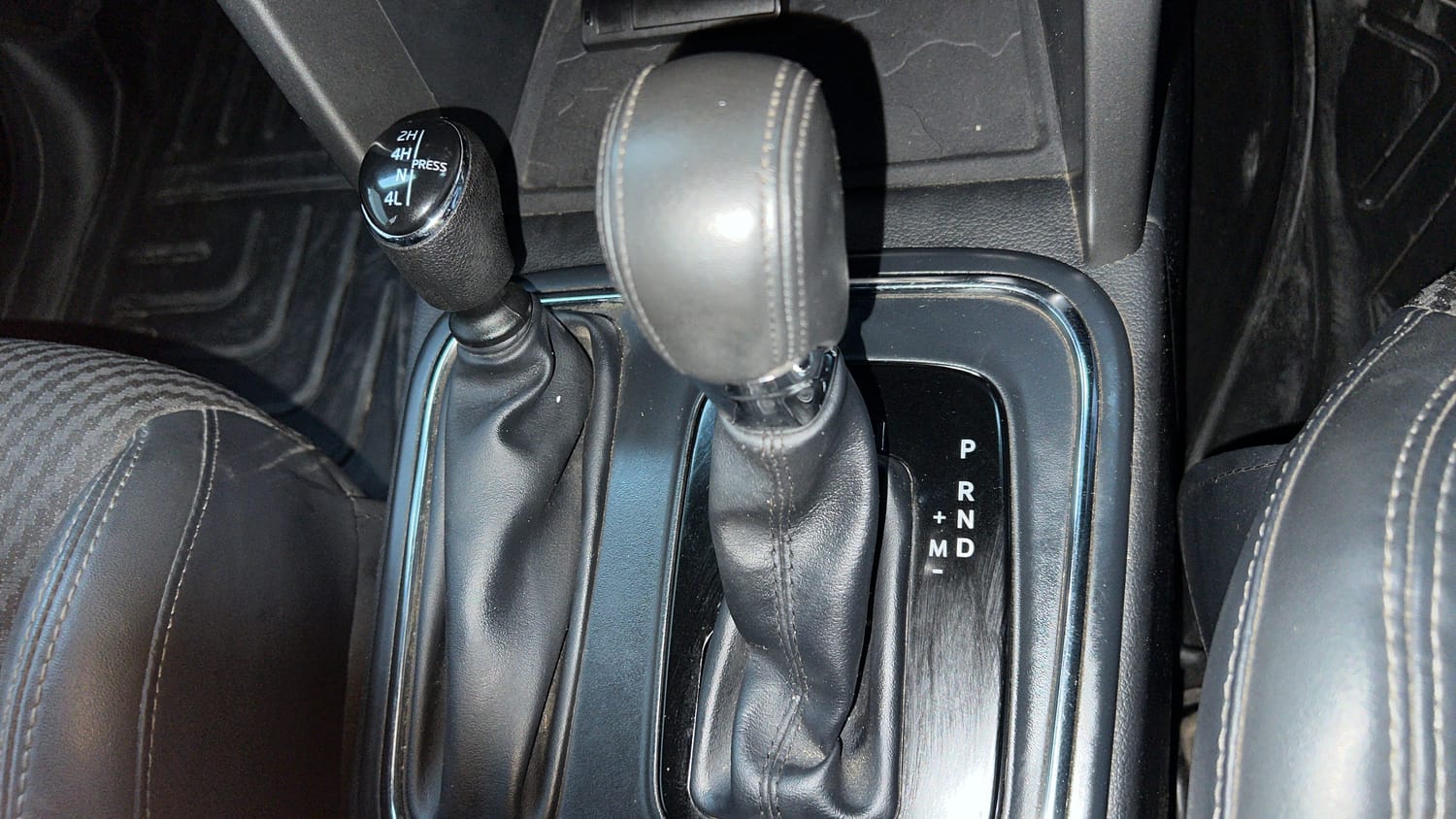 Used 2023 mahindra Thar LX Hard Top Petrol AT 4WD Petrol Automatic interior GEAR  KNOB VIEW