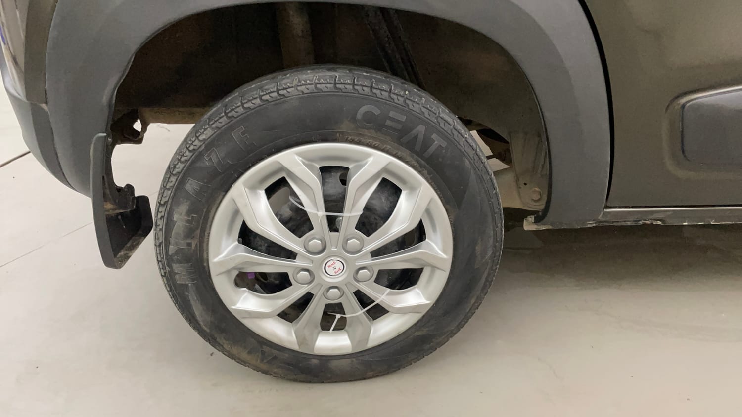 Used 2017 Renault Kwid 1.0 RXT AMT Petrol Automatic tyres RIGHT REAR TYRE RIM VIEW