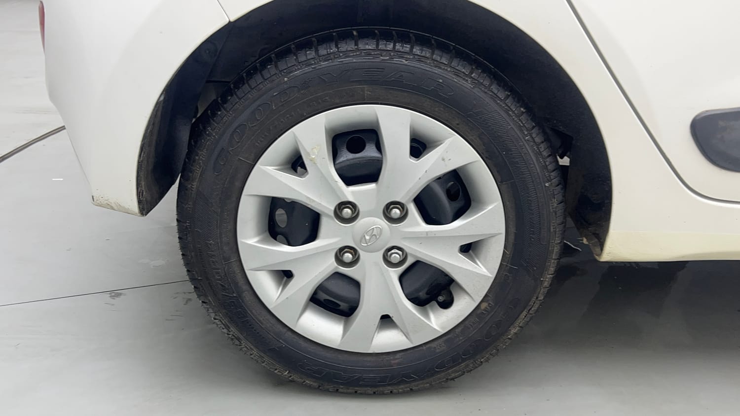 Used 2016 Hyundai Grand i10 Sportz 1.2 Kappa VTVT Petrol Manual tyres RIGHT REAR TYRE RIM VIEW